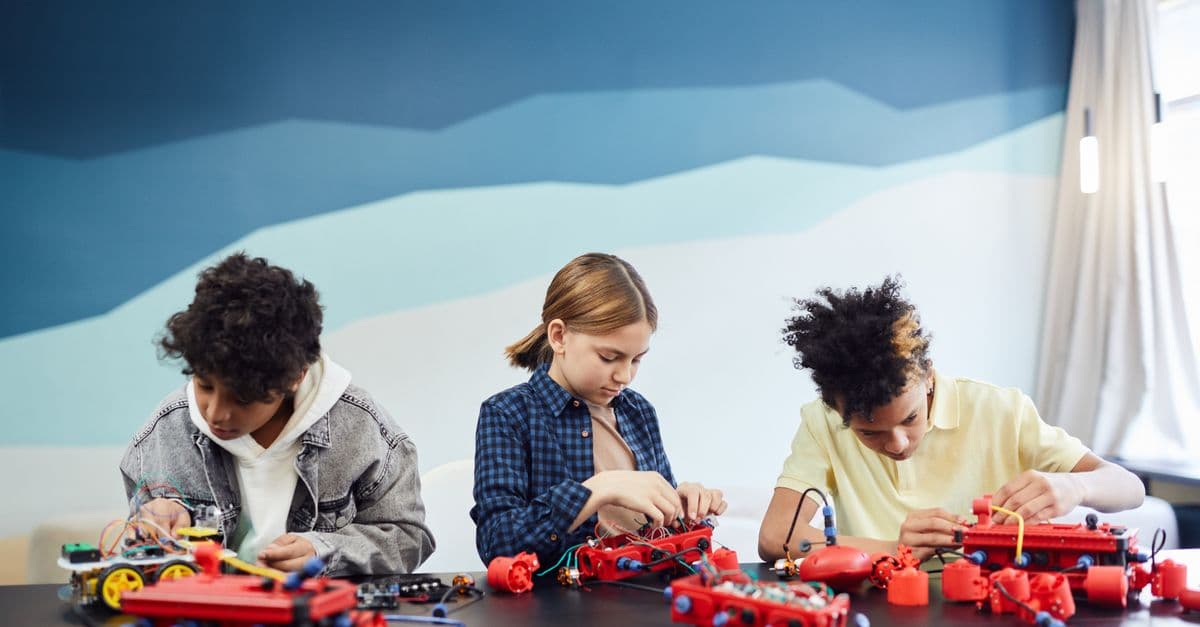 Teaching prompt engineering to everyday users banner
